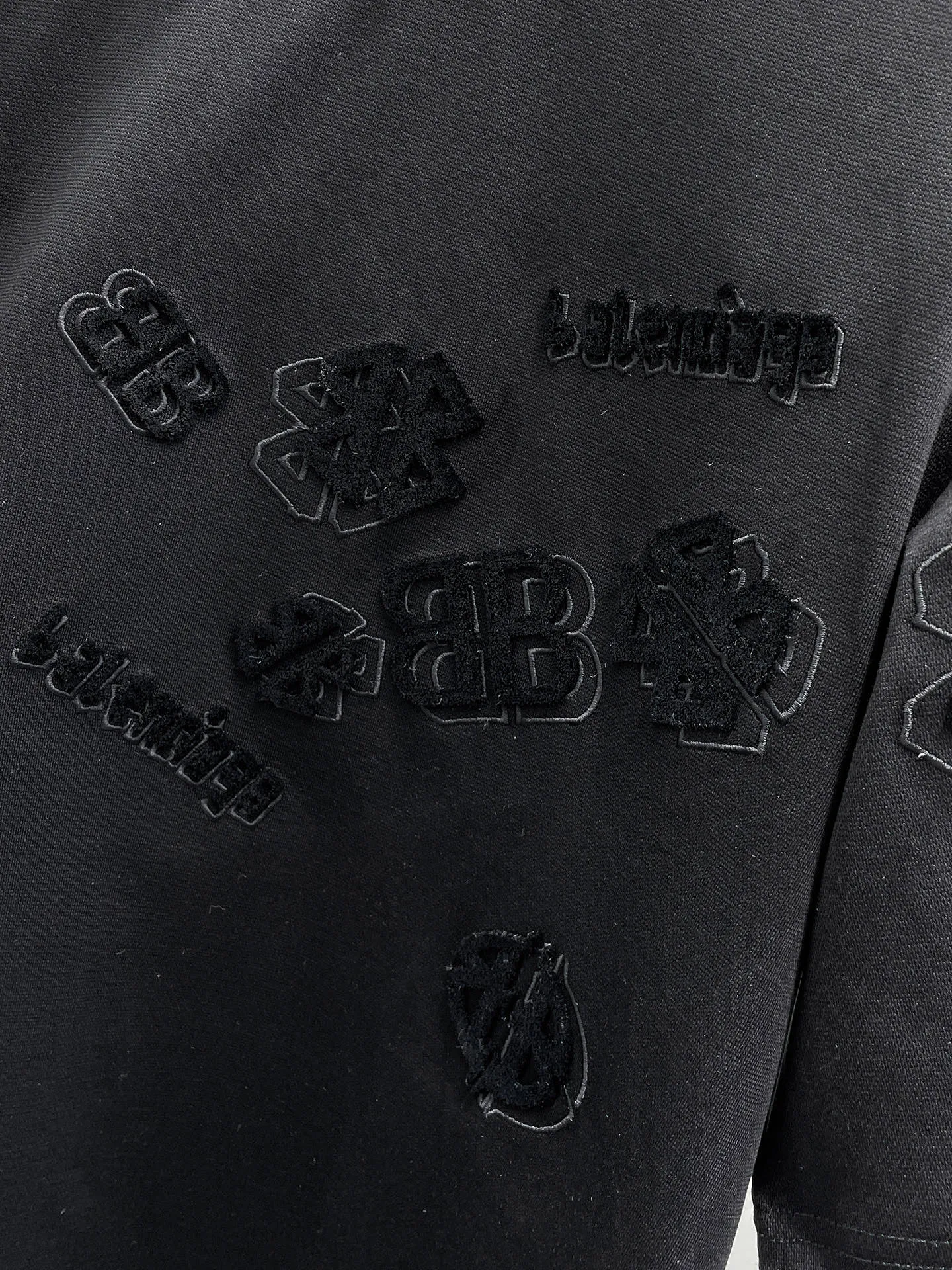 Burberry's top products 🐮2026 Spring and Summer New Arrival first counter, the latest New Arrival short-sleeved round neck T-shirt Premium customized design, avant-garde and fashionable! Brand logo heavy craftsmanship design Premium customized 260g fabric. Soft to the touch. Comfortable to wear. Counter-level exquisite stitching. Fine workmanship. The upper body effect is incomparably handsome! A must-have item for a stylish man! Sizes:M-XXXL